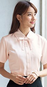 06172 en joie(アンジョア) ボウタイ風リボンが大人可愛いベーシックな半袖ブラウス(リボン付) 93-06172