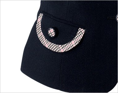 縁取りなど部分使いのチェックが大人テイストのフラップポケット。