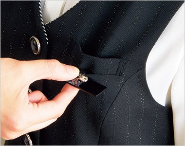 胸ポケットにペンをさしても名札が邪魔にならない実用性の高い名札ポケット