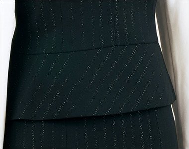 ウエストのぺプラム切り替えで美しいシルエットに