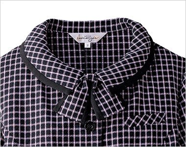 セットでついているリボンをつけて襟元キュートに