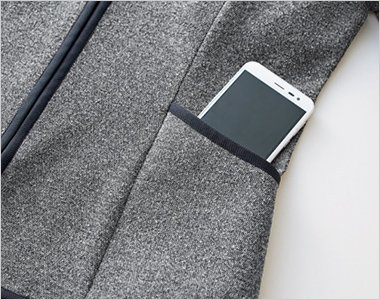 スマートフォンもすっぽり入る大容量ポケット