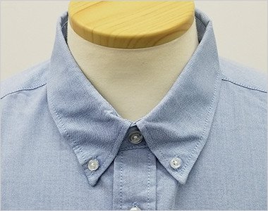 きっちりした印象のボタンダウンの襟元