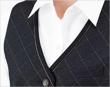 衿元のパイピングがオシャレなアクセントになっています。