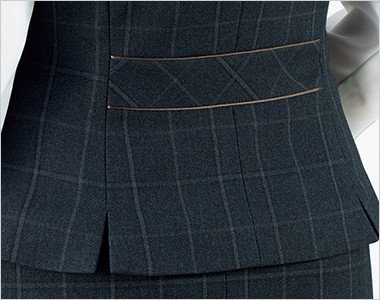 裾に入った後ろ身頃のサイドベンツが腰まわりにゆとりを持たせ、ウエストのパイピングが腰位置を高く見せます。