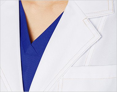 襟元や袖口などにシャンパンゴールドの糸で施したダブルステッチがアクセント。