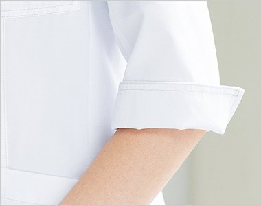 袖口にスリットが入っているので折り返して着用可能。