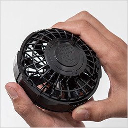 上下のギザギザ部分を中心側に押しながら、周りのリングを外します。