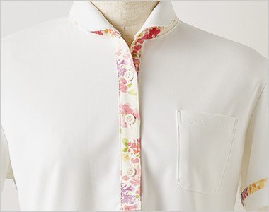 すっきりとした襟と前たての花柄が上品な印象