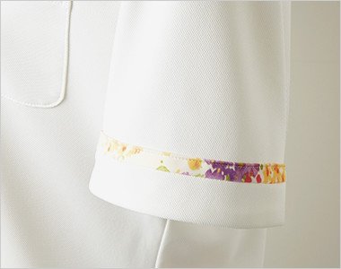 袖口にはさりげない花柄プリント使い