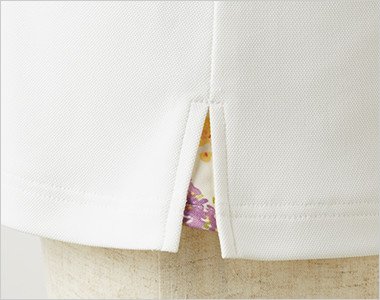 花柄がちらりとのぞく脇スリット
