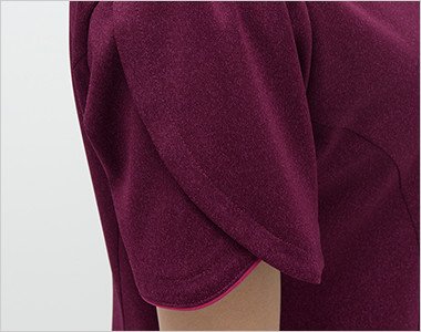 花びらが重なるような雰囲気の袖