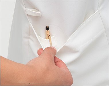 右脇ポケットは二重構造で、内側はペン差しポケット
