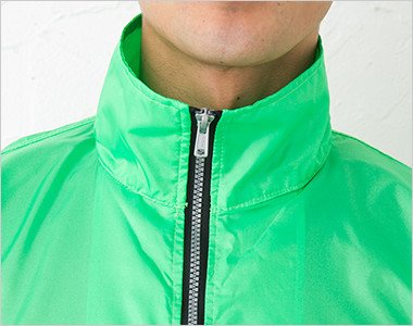 首のぎりぎりまでファスナーが閉まります