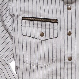 ファスナー付きの右胸ポケット