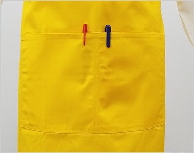 正面には大きめのポケットが2つ