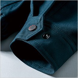 袖口に金属製のドットボタン