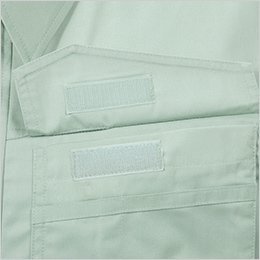 両胸ポケットのフラップは日本製マジックテープ仕様