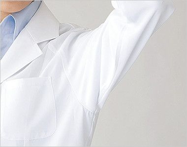 2520 FOLK(フォーク) 女性ハーフコート 長袖(女性用) ゆとりのある袖ぐりで腕の上げ下ろしも快適。