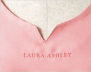 LW501 ローラ アシュレイ 胸当てエプロン(女性用)WLT 前中心はスリット入りで着脱が簡単。ロゴ刺繍入り