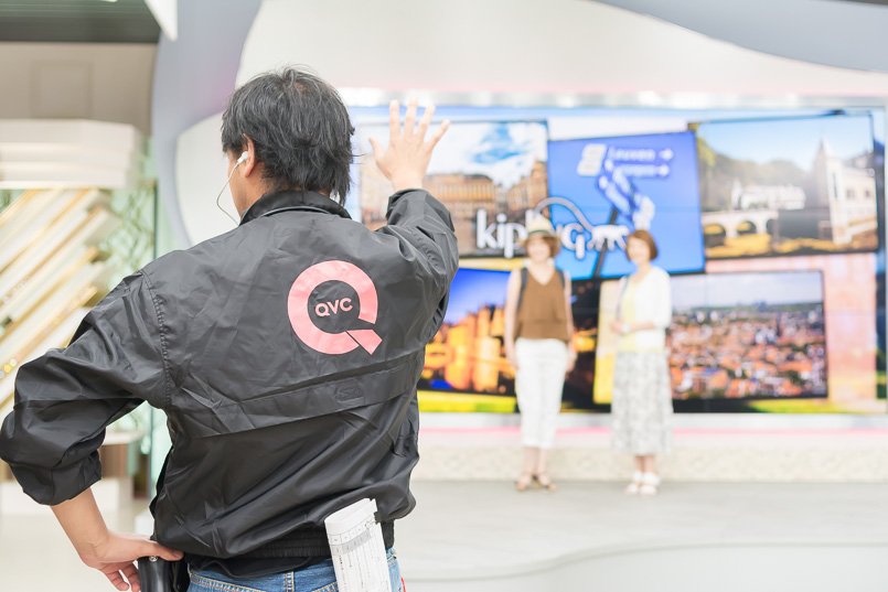 スタジオ観覧のお客様に向けても、スタッフブルゾンは大切